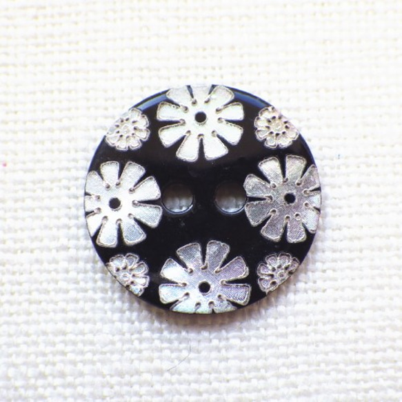 (2個) 15mm 花柄 貝ボタン 黒 フランス製＊天然素材 シェルボタン ブラック 5枚目の画像