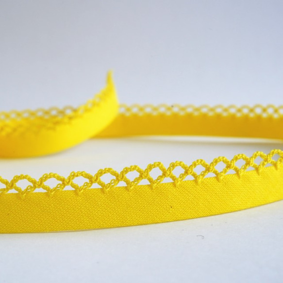 (1m) ピコットバイアステープ　黄色　スペイン製 ＊ 縁編み イエロー 無地 2枚目の画像