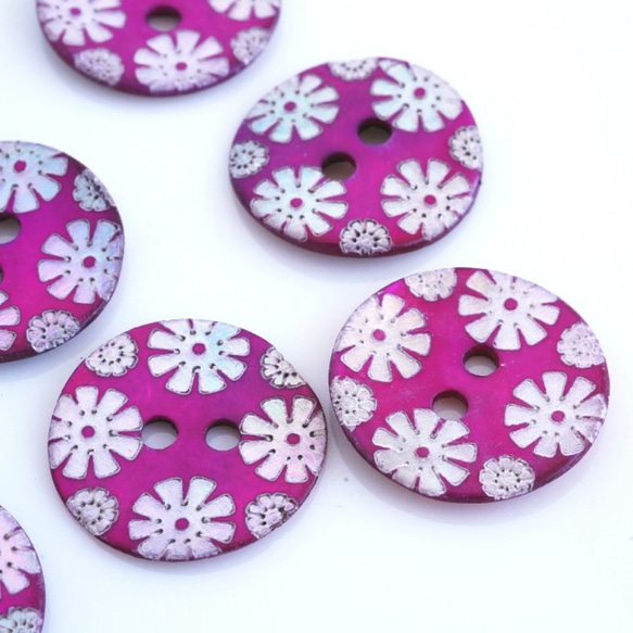 (2個) 15mm 花柄 貝ボタン フューシャピンク フランス製＊天然素材 シェルボタン 赤紫 1枚目の画像