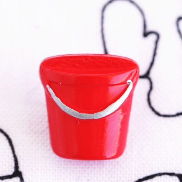 (2個) 13mm 赤いバケツのボタン　フランス製　＊　入園　子ども服　ガーデニング 1枚目の画像