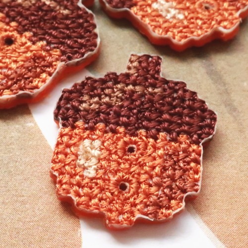 3個) 24mm ドングリのボタン イギリス製 ＊ どんぐり クロスステッチ