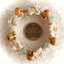 花モチーフとウッドビーズとパールビーズとビーズのシュシュ 3枚目の画像