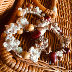 花モチーフとウッドビーズとパールビーズとビーズのシュシュ 5枚目の画像