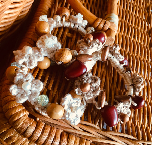 花モチーフとウッドビーズとパールビーズとビーズのシュシュ 5枚目の画像