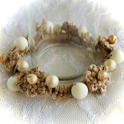 パールビーズと花モチーフのシュシュ 1枚目の画像