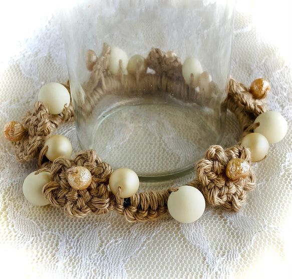 パールビーズと花モチーフのシュシュ 1枚目の画像