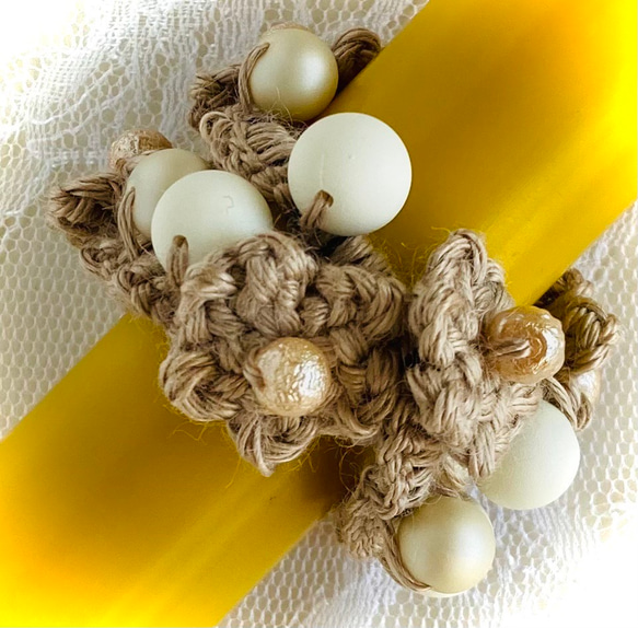 パールビーズと花モチーフのシュシュ 2枚目の画像