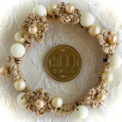 パールビーズと花モチーフのシュシュ 3枚目の画像