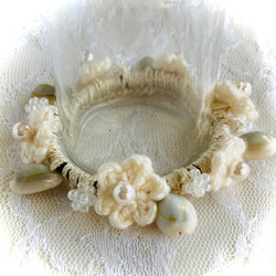 貝殻と花モチーフのシュシュ 1枚目の画像