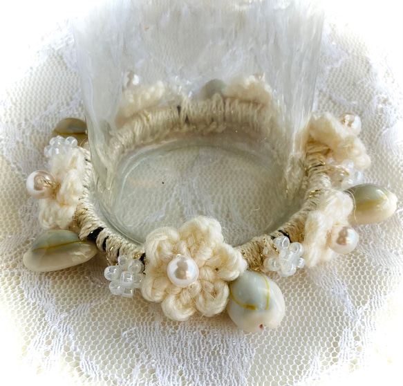 貝殻と花モチーフのシュシュ 1枚目の画像