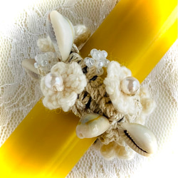 貝殻と花モチーフのシュシュ 2枚目の画像