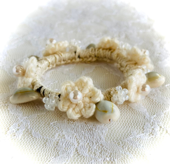 貝殻と花モチーフのシュシュ 4枚目の画像