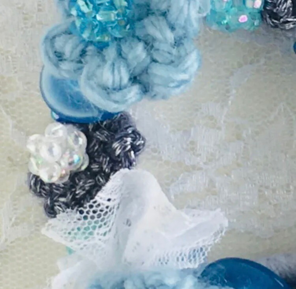 レースと花モチーフとビーズボールとボタンのシュシュ 3枚目の画像