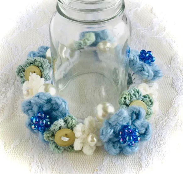 花モチーフとボタンとビーズボールとパールビーズのシュシュ 1枚目の画像