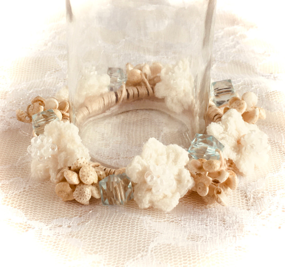 貝殻とビーズボールと花モチーフとビーズのシュシュ 1枚目の画像