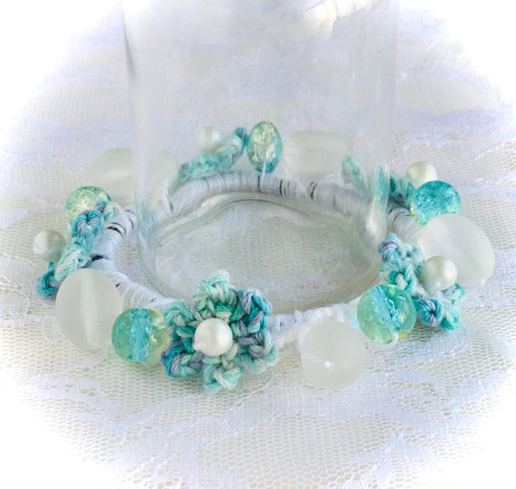 花モチーフとパールビーズとビーズのシュシュ 1枚目の画像