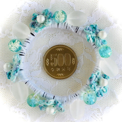 花モチーフとパールビーズとビーズのシュシュ 3枚目の画像