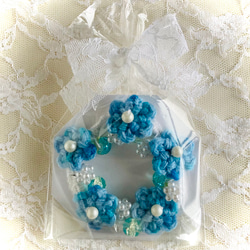 ビーズと花モチーフとビーズボールとパールビーズのシュシュ 5枚目の画像