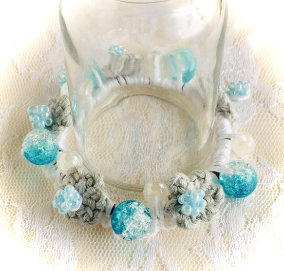 花モチーフとビーズボールとビーズのシュシュ 1枚目の画像