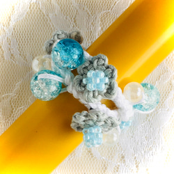 花モチーフとビーズボールとビーズのシュシュ 2枚目の画像