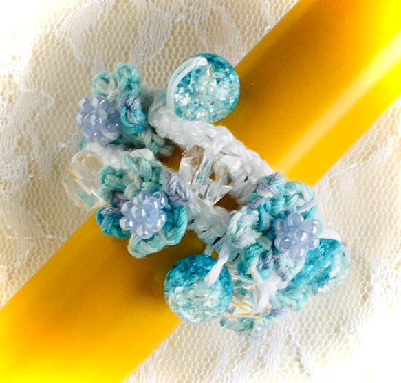花モチーフとビーズボールとビーズのシュシュ 2枚目の画像