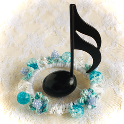 花モチーフとビーズボールとビーズのシュシュ 4枚目の画像