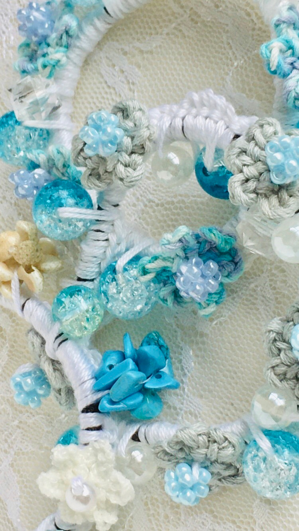 花モチーフとビーズボールとビーズのシュシュ 6枚目の画像