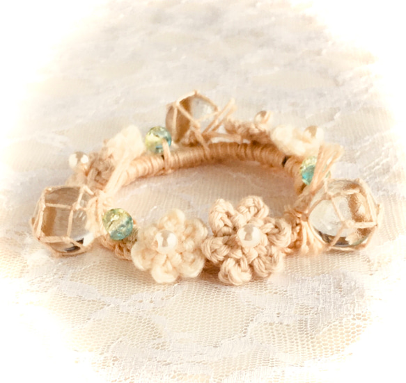 ガラス玉と花モチーフとパールビーズとビーズのシュシュ 4枚目の画像