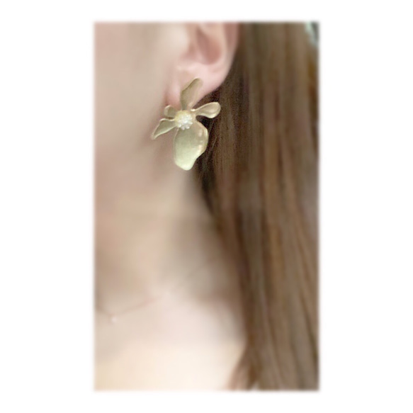 Metal flower earrings 5枚目の画像