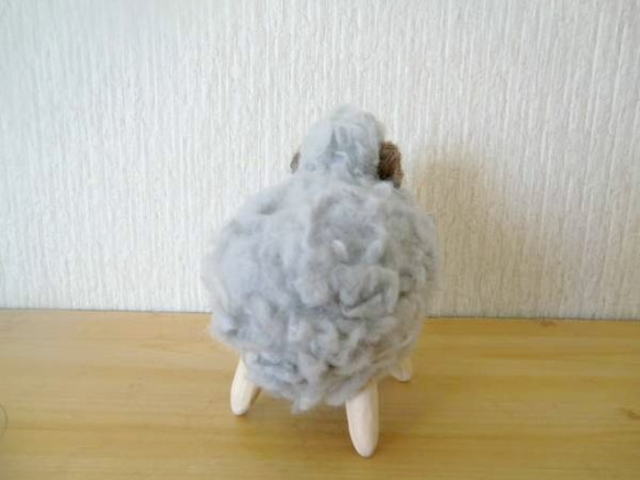 羊毛フェルト　ひつじの置物　　灰色　北欧 2枚目の画像