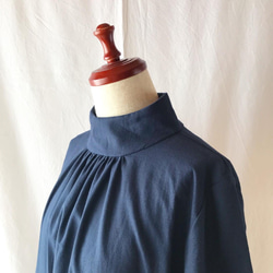 基本款優雅的Romane女式襯衫（薄刷VIERA：海軍藍） 第2張的照片