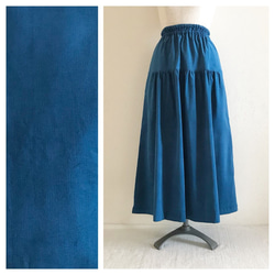 あったかベーシックな細コーデュロイのティアードスカート（ブルー） 1枚目の画像