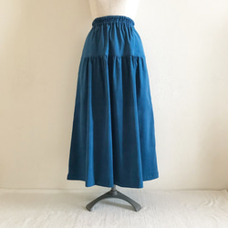 あったかベーシックな細コーデュロイのティアードスカート（ブルー） 2枚目の画像