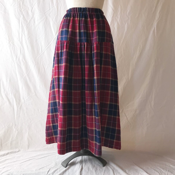 かわいいチェックのティアードスカート（タータンチェック：ネイビー×レッド） 2枚目の画像