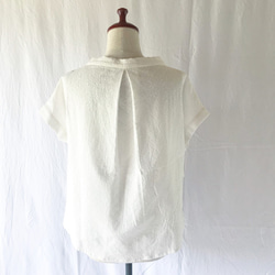 一件涼爽的上衣，其款式由一件式決定（緞帶圖案蕾絲：白色） 第4張的照片