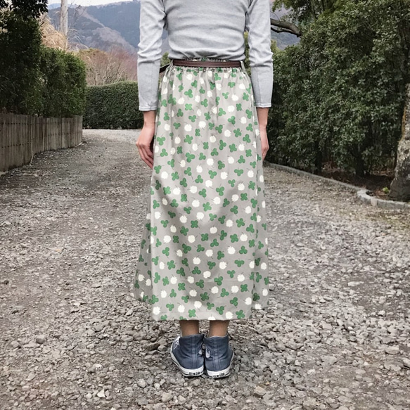 [Mucchiri-san也行]一條清爽的長方形裙子（光滑的四葉草：藍灰色） 第6張的照片