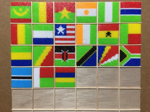 ミニアイロンビーズ『世界の国旗１６×１６』④ 1枚目の画像