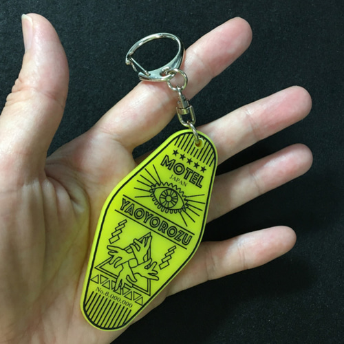 ヤオヨロズの神様モーテルキーホルダー【イエロー】 キーホルダー