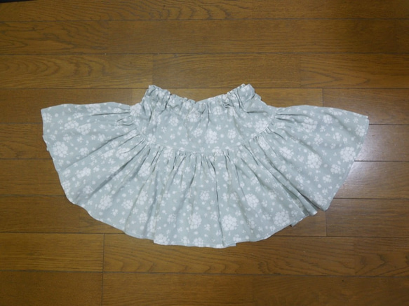 ☆グレー花柄ギャザーたっぷりの2段スカート（リメイク） 2枚目の画像