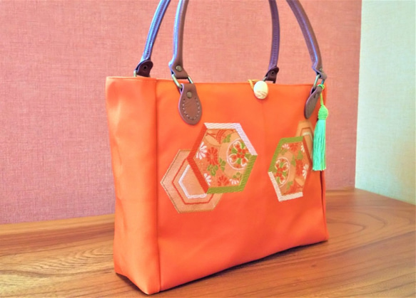 亀甲紋に菊 【元気カラーのオレンジで、晴れの門出に☆】かさばる荷物もらくらく♪　帯アップサイクルバッグ★和装バッグ 2枚目の画像