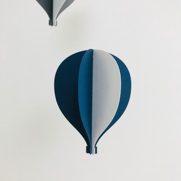 青い気球のモビール　BALLOON NAVY 3枚目の画像