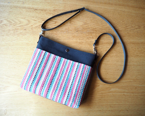 夏のブライトカラー手織り布のサコッシュL（ピンク） 1枚目の画像