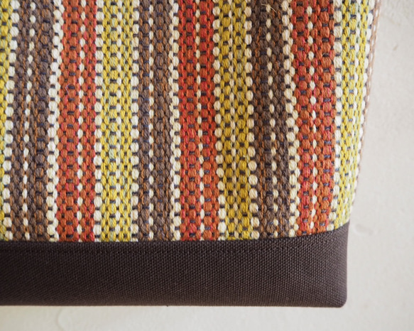[特價] 秋色多邊框手織布包（棕色） 第4張的照片