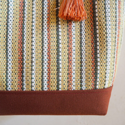 【在庫処分SALE】ナチュラルカラーストライプ手織り布のバケツトート（ベージュ） 4枚目の画像