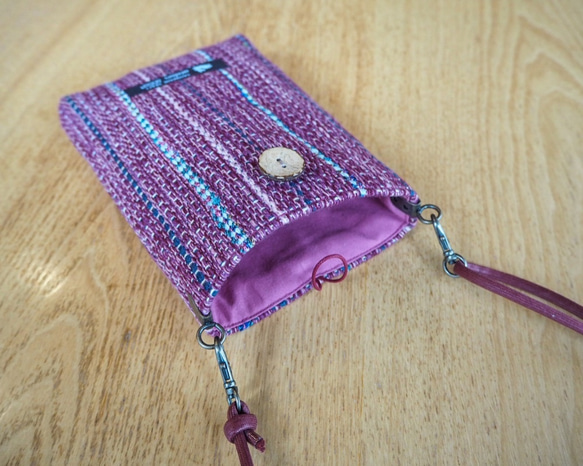 秋のミックスツイード調手織り布のスマホポシェット（ボルドー） 3枚目の画像