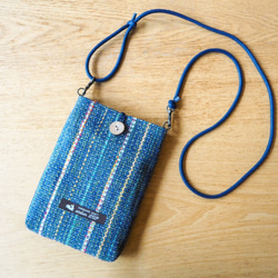 秋のミックスツイード調手織り布のスマホポシェット（藍色） 1枚目の画像