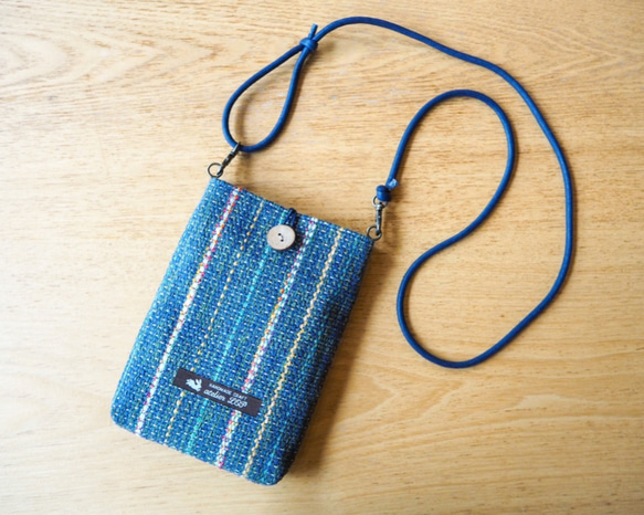 秋のミックスツイード調手織り布のスマホポシェット（藍色） 1枚目の画像
