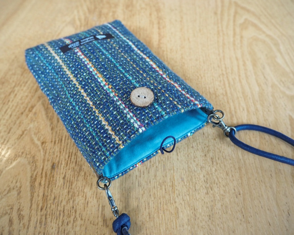 秋のミックスツイード調手織り布のスマホポシェット（藍色） 3枚目の画像