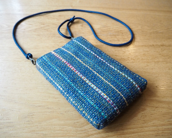 秋のミックスツイード調手織り布のスマホポシェット（藍色） 4枚目の画像