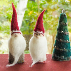 クリスマス　白いモフモフのついた赤い帽子のサンタさんの森のクリスマススワッグ